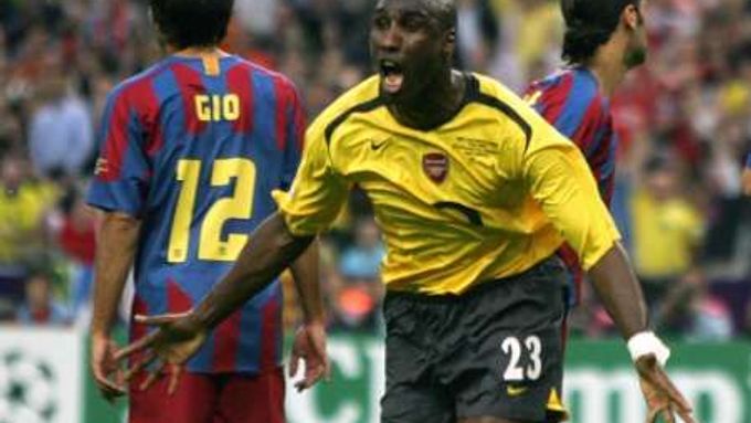 Sol Campbell z Arsenalu (ve žlutém) slaví svůj gól v síti Barcelony.