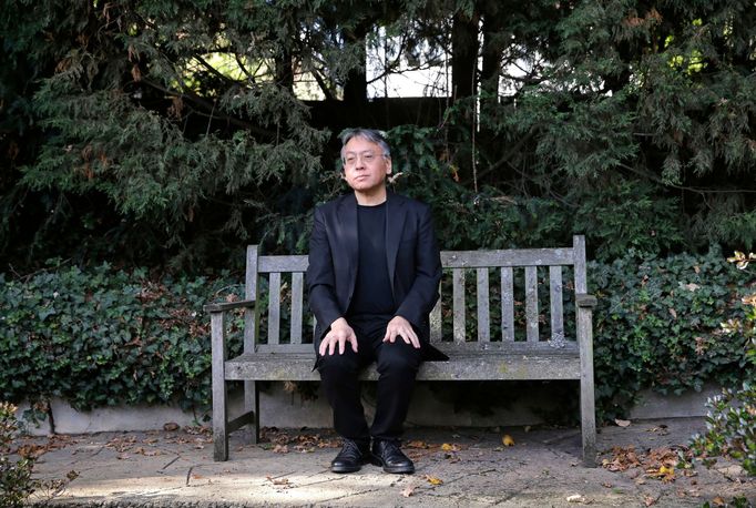 Kazuo Ishiguro před svým domem v Londýně krátce poté, co se v říjnu 2017 stal laureátem Nobelovy ceny za literaturu.