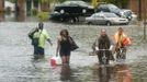 Residents evacuate the Olde Towne area after Hurricane Isaac passed through Slidell, Louisiana, August 30, 2012. Isaac, downgraded to a tropical storm, has drenched southeastern Louisiana and Mississippi with heavy rainfall while a significant storm surge continued, the U.S National Hurricane Center said. REUTERS/Michael Spooneybarger (UNITED STATES - Tags: ENVIRONMENT DISASTER) Published: Srp. 31, 2012, 12:23 dop.