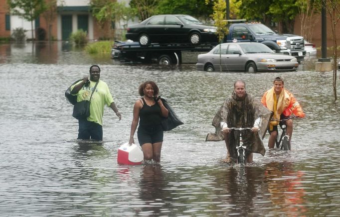 Residents evacuate the Olde Towne area after Hurricane Isaac passed through Slidell, Louisiana, August 30, 2012. Isaac, downgraded to a tropical storm, has drenched southeastern Louisiana and Mississippi with heavy rainfall while a significant storm surge continued, the U.S National Hurricane Center said. REUTERS/Michael Spooneybarger (UNITED STATES - Tags: ENVIRONMENT DISASTER) Published: Srp. 31, 2012, 12:23 dop.