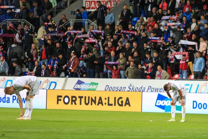 Fanoušci Viktorie a zklamaní sparťané v zápase 10. kola Plzeň - Sparta.