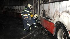 V Praze hořel autobus MHD. Škoda půl milionu