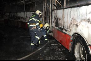V Praze hořel autobus MHD. Škoda půl milionu