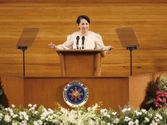 Prezidentka Arroyová při nedávném vystoupení v budově Poslanecké sněmovny