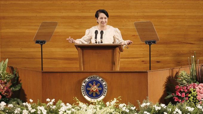Prezidentka Arroyová v budově filipínského Kongresu při letošních oslavách stého výročí jeho vzniku