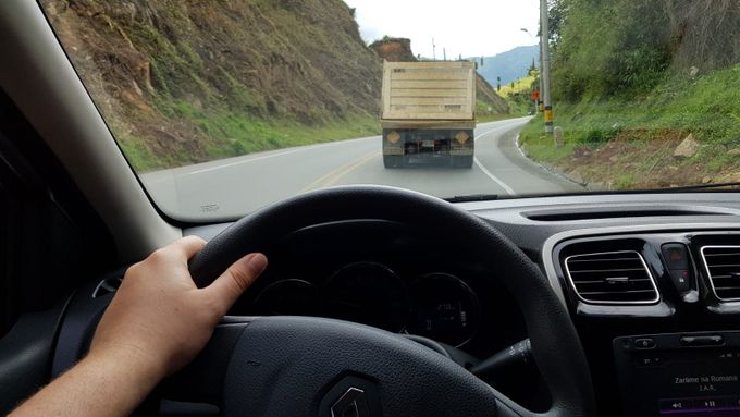 Záď přetíženého náklaďáku. To je nejčastější výhled řidiče jedoucího po kolumbijských okreskách.