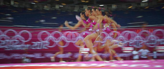 Vanessa Ferrari of Italy attends a gymnastics training session at the O2 Arena before the start of the London 2012 Olympic Games July 26, 2012. This picture was taken using multiple exposures. REUTERS/Brian Snyder (BRITAIN - Tags: SPORT OLYMPICS SPORT GYMNASTICS) Published: Čec. 26, 2012, 12:26 odp.