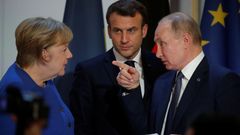 Německá kancléřka Angela Merkelová, francouzský prezident Emmanuel Macron a prezident Ruska Vladimir Putin