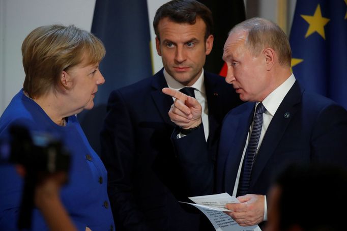 Německá kancléřka Angela Merkelová, francouzský prezident Emmanuel Macron a prezident Ruska Vladimir Putin na summitu ve Francii.