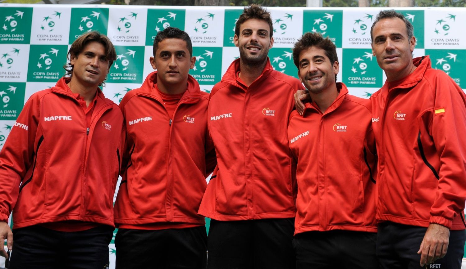 Španělští tenisté David Ferrer, Nicolas Almagro, Marcel Granollers, Marc Lopez a kapitán Alex Corretja během oficiálního losování semifinálových utkání Davis Cupu 2012.