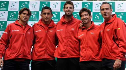 Španělští tenisté David Ferrer, Nicolas Almagro, Marcel Granollers, Marc Lopez a kapitán Alex Corretja během oficiálního losování semifinálových utkání Davis Cupu 2012.