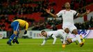 Fotbal, Anglie - Brazílie: Chris Smalling a Glen Johnson (vpravo) - Fred