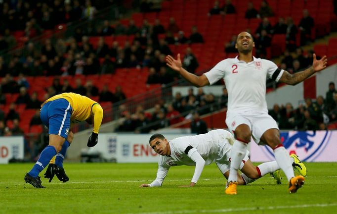 Fotbal, Anglie - Brazílie: Chris Smalling a Glen Johnson (vpravo) - Fred