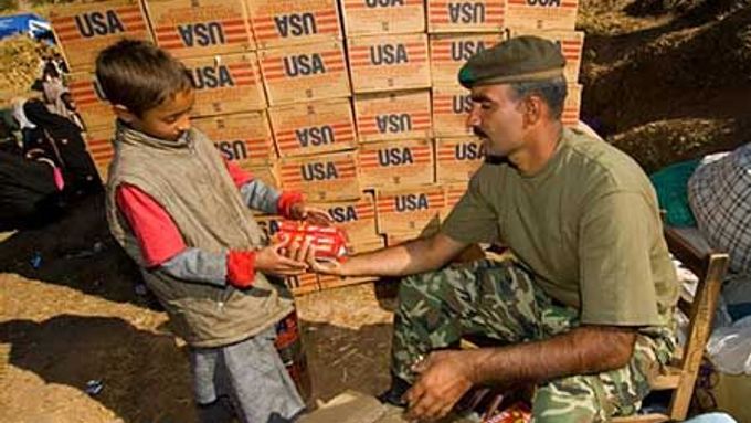 Americký voják předává balíčky s jídlem, distribuované americkou neziskovou organizací Bread for the world (Chléb pro svět).