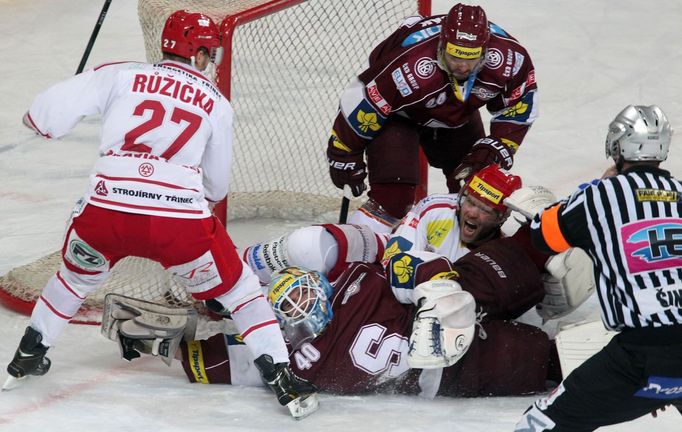 Hokej, extraliga, Sparta - Třinec: Marcel Melicherčík - Martin Růžička