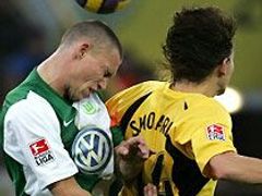 Dortmundský Ebi Smolarek v souboji s obráncem Wolfsburgu.