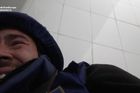Hmatatelný strach. Reportérovi se změnily plány a natočil autentické video z úkrytu