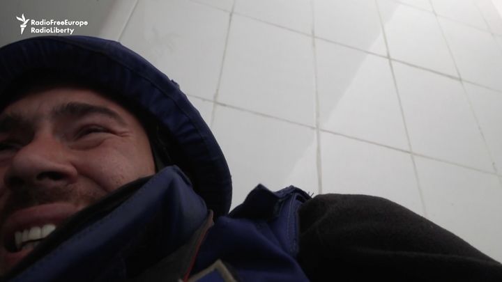 Hmatatelný strach. Reportérovi se změnily plány a natočil autentické video z úkrytu; Zdroj foto: Rádio Svobodná Evropa
