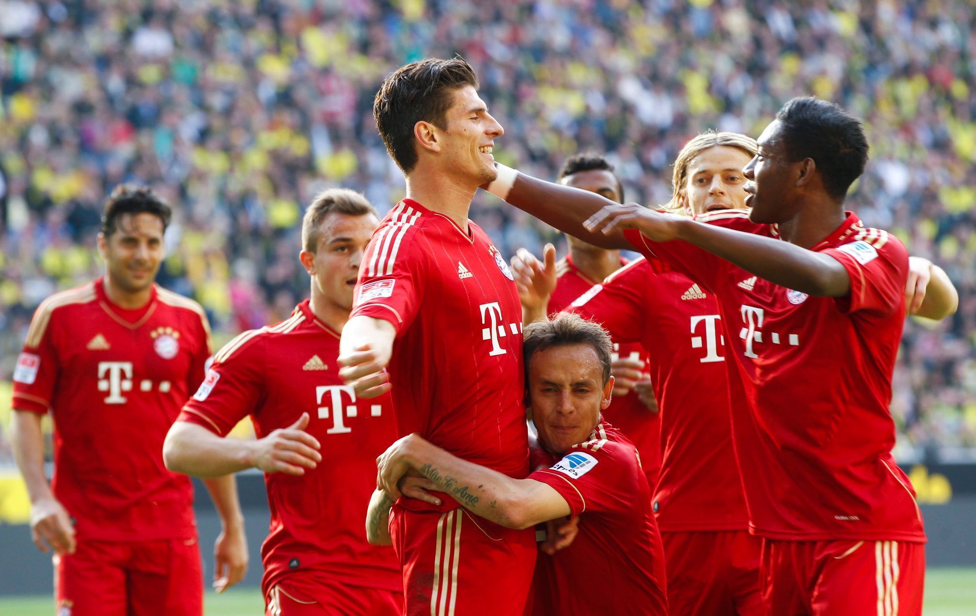 Mario Gomez slaví se svými spoluhráči gól proti Dortmundu
