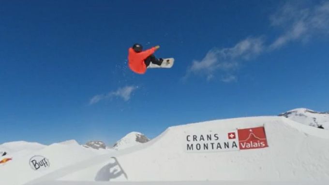 Snowboardista skočil backside 2160