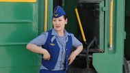 Průvodčí lehátkového vlaku Ulánbátar - Peking.