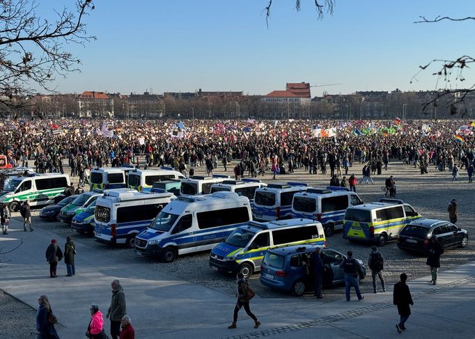 Více než čtvrt milionu Němců protestovalo proti spolupráci demokratických politiků se stranou AfD, která je označovaná za pravicově populistickou až krajně pravicovou.