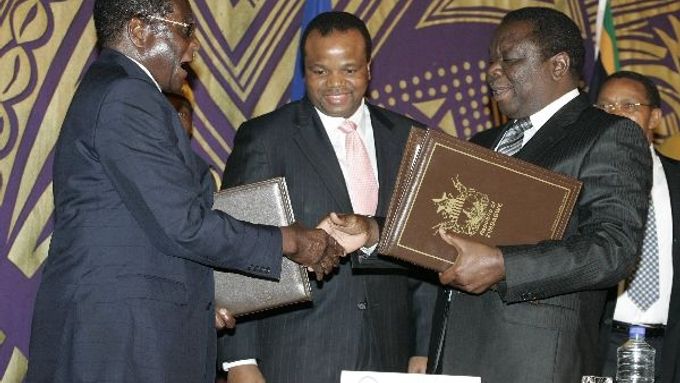 Historický okamžik: ještě nedávno úhlavní nepřátelé Robert Mugabe a Morgan Tsvangirai si podávají ruce, a stvrzují tak dohodu o vytvoření vlády národní jednoty. V hotelu Rainbow Towers v hlavním městě Harare jim u toho asistoval i svazijský král Mswati III.