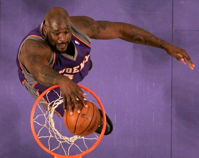 V NBA jsou momentálně populární záběry z košů na palubovku. Tento zachytil Shaquilla O'Neala, hrajícího za Phoenix Suns, v zápase proti Los Angeles Lakers.