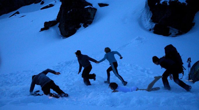 Ilustrační záběr z amerického filmu  "The Dyatlov Pass Incident" od režiséra Rennyho Harlina z roku 2013.