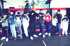 Boxem dobýval Anglii, pak mu motor urval nohy. Z vozíku ho zvedla touha trénovat děti