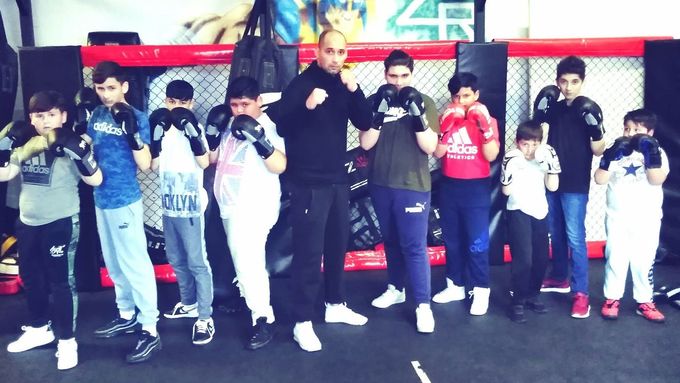 Ladislav Buriansky se svými malými svěřenci v dobách působení v Anglii