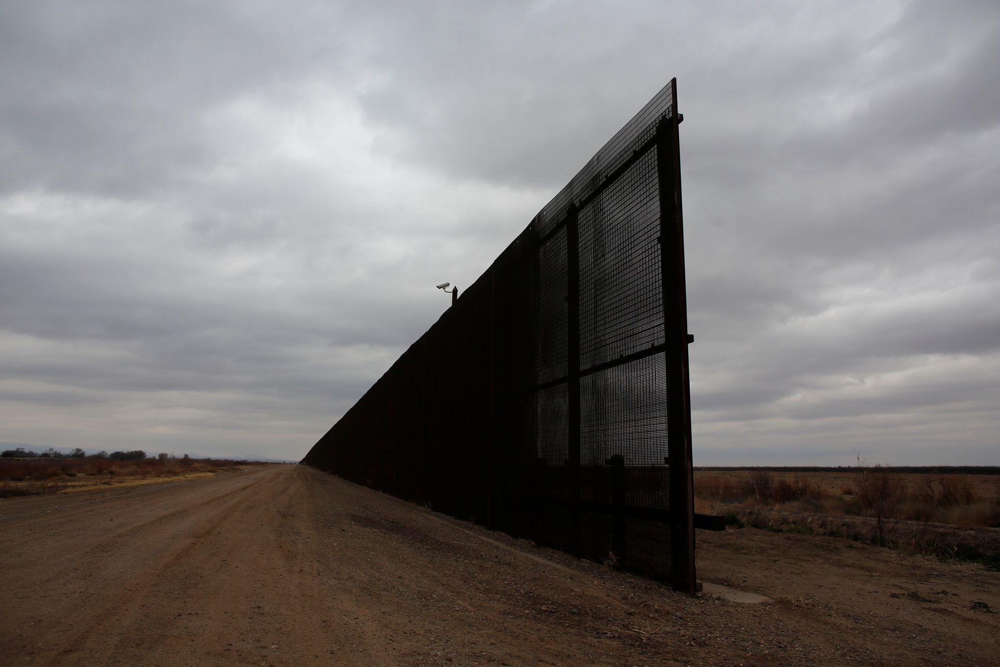"Díra" v plotu na mexicko-amerických hranicích u El Pasa.