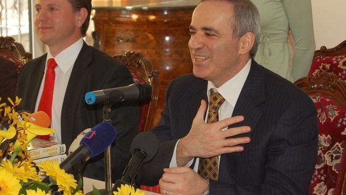 Šachový velmistr Kasparov drtí soupeře v Hluboké
