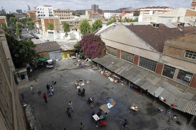 Squatters are seen in square of an industrial complex in the Poble Nou neighbourhood of Barcelona July 16, 2012. The squatters said that a police order to evict them from a complex was postponed by a judge on Monday. REUTERS/Albert Gea (SPAIN - Tags: REAL ESTATE BUSINESS SOCIETY POVERTY) Published: Čec. 16, 2012, 4:53 odp.