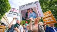 Ne každý slaví - Skotsko dokonce protestuje! V Edinburghu i v Aberdeenu stovky lidí vyšly do ulic s transparenty proti Donaldu Trumpovi. "Nejste tady vítán!" vzkazují mu.