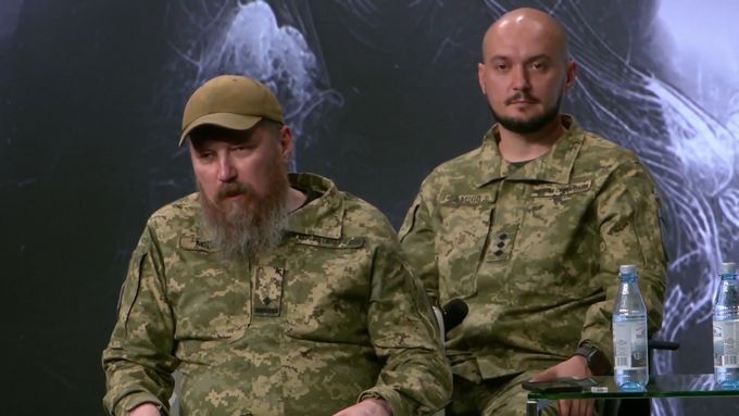 Robert „Magyar“ Brovdi (vlevo) řekl generálům NATO na konferenci ve Wiesbadenu tvrdou pravdu o válce.
