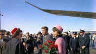 V listopadu 1963 přiletěl do texaského Dallasu i s manželkou Jackie, šlo o kampaň pro nadcházející prezidentské volby v roce 1964. Hned na letišti se pár dočkal vřelého uvítání.