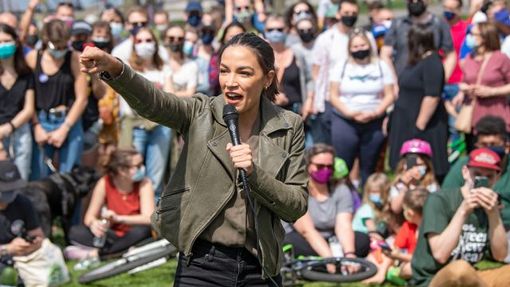 Budoucnost je naše! Jenom naše! Radikálně levicová kongresmanka Alexandria Ocasio-Cortezová během projevu na oslavách Dne Země v New Yorku.