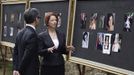 Australian Prime Minister Julia Gillard (R) speaks with Indonesia's Foreign Minister Marty Natalegawa, as they look at pictures of victims of the 2002 Bali bomb attack, during a commemoration service for the 10th anniversary of the Bali bombing in Garuda Wisnu Kencana (GWK) cultural park in Jimbaran, Bali October 12, 2012. Eighty-eight Australians were among the 202 people killed in the attacks on the Sari Club and Paddy's Bar at the popular tourist area of Kuta on October 12, 2002. REUTERS/Johannes Christo/Pool (INDONESIA - Tags: ANNIVERSARY POLITICS) Published: Říj. 12, 2012, 7:11 dop.