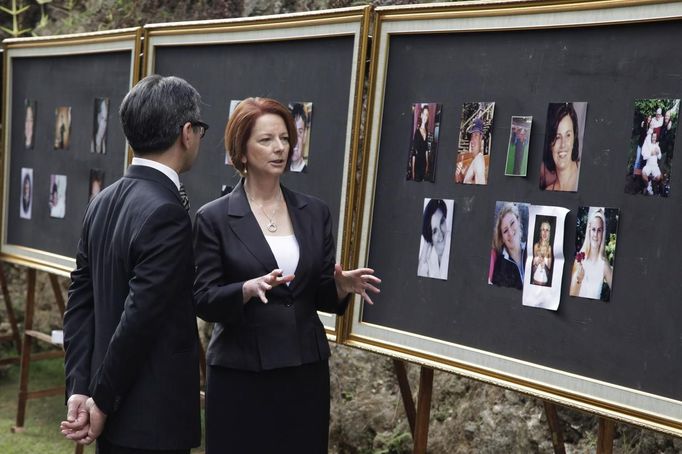 Australian Prime Minister Julia Gillard (R) speaks with Indonesia's Foreign Minister Marty Natalegawa, as they look at pictures of victims of the 2002 Bali bomb attack, during a commemoration service for the 10th anniversary of the Bali bombing in Garuda Wisnu Kencana (GWK) cultural park in Jimbaran, Bali October 12, 2012. Eighty-eight Australians were among the 202 people killed in the attacks on the Sari Club and Paddy's Bar at the popular tourist area of Kuta on October 12, 2002. REUTERS/Johannes Christo/Pool (INDONESIA - Tags: ANNIVERSARY POLITICS) Published: Říj. 12, 2012, 7:11 dop.