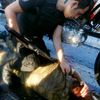 Policista prohlíží vojáka, kterého lynčoval dav v Istanbulu