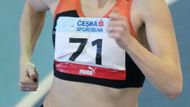 Půlkařka Tereza Čapková na halovém šampionátu v atletice ve Stromovce. Běží se 800 metrů