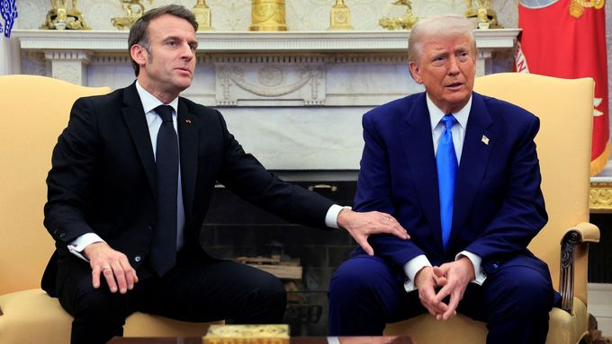 Francouzský prezident Emmanuel Macron se svým americkým protějškem Donaldem Trumpem v Bílém domě, 24. února 2025