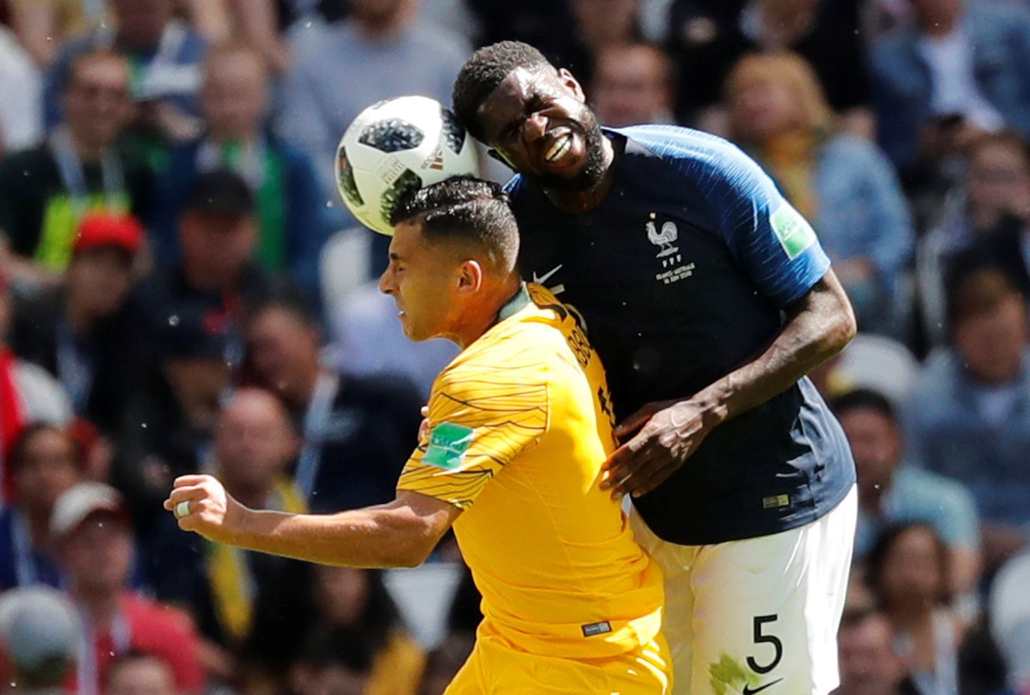 Samuel Umtiti a Andrew Nabbout v zápase Francie - Austrálie na MS 2018