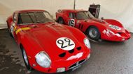 Obrovský rozruch způsobilo na trati Ferrari 250 GTO. Není se moc co divit, také jde o druhé nejdražší auto, které se kdy prodalo v aukci. Je nicméně potřeba říct, že po půldni procházení se po areálu, kde se akce koná, už vás ani 250 GTO na pořádně mokré a kluzké trati nepřekvapí. Vedle něj stojí 250 GT SWB Breadvan, tedy "pec na chleba", navržená v roce 1962 Giottem Bizzarrinim.