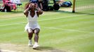 Americká tenistka Serena Williamsová slaví vítězství ve finále Wimbledonu 2012 nad Polkou Agnieszkou Radwaňskou.