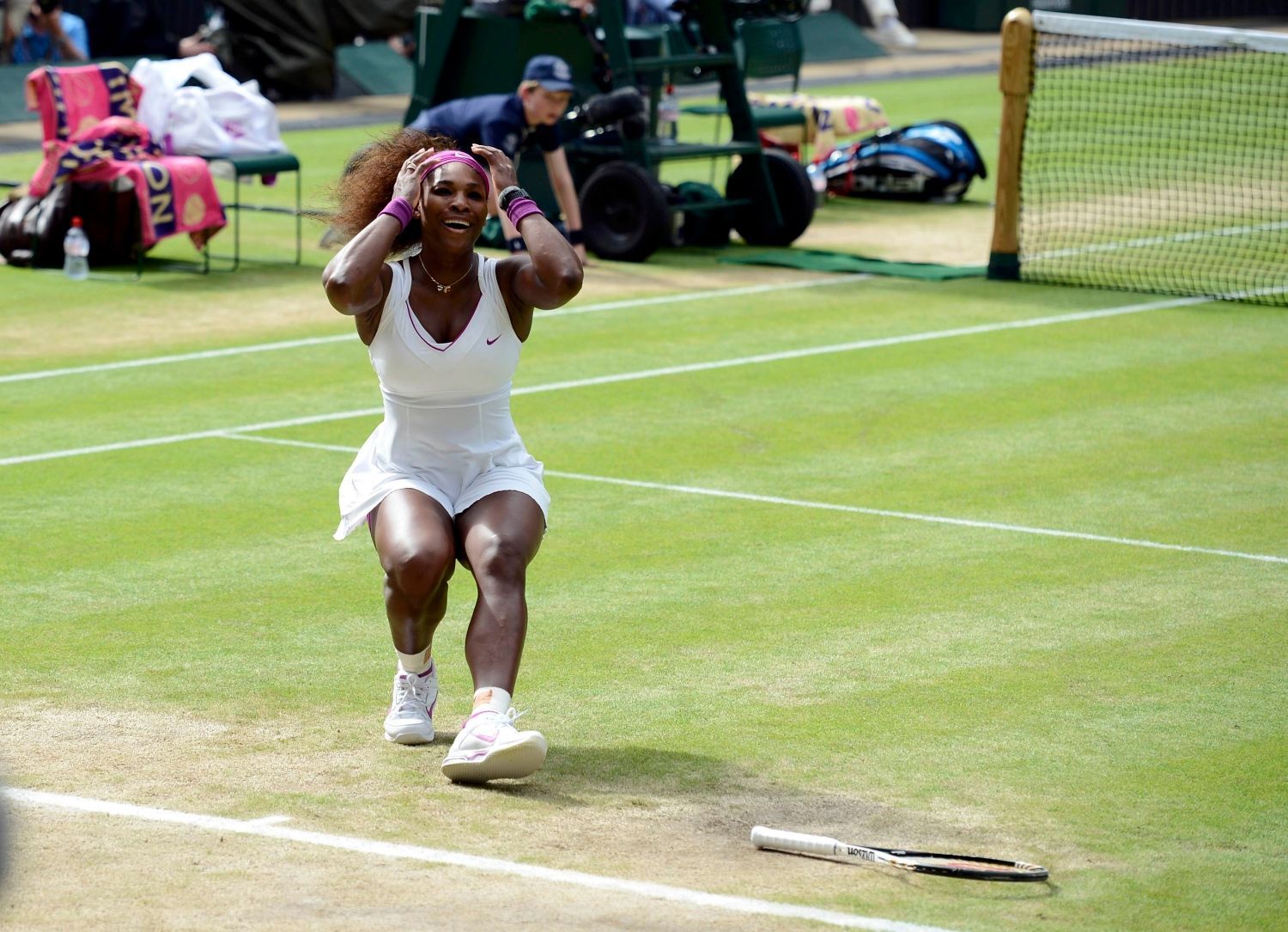 Americká tenistka Serena Williamsová slaví vítězství ve finále Wimbledonu 2012 nad Polkou Agnieszkou Radwaňskou.