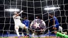 Míč je v síti po prvním gólu Realu Madrid v úvodním utkání čtvrtfinále Ligy mistrů 2022/2023 proti Chelsea