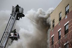 Záchranáři v New Yorku našli dvě mrtvoly pod zřícenými domy