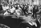 Kořeny "lidového auta" neboli Volkswagenu sahají až do 30. let minulého století. O jeho vývoj se zasadil říšský kancléř Adolf Hitler, na fotografii s konstruktérem Ferdinandem Porschem u prototypu budoucího VW Brouk.